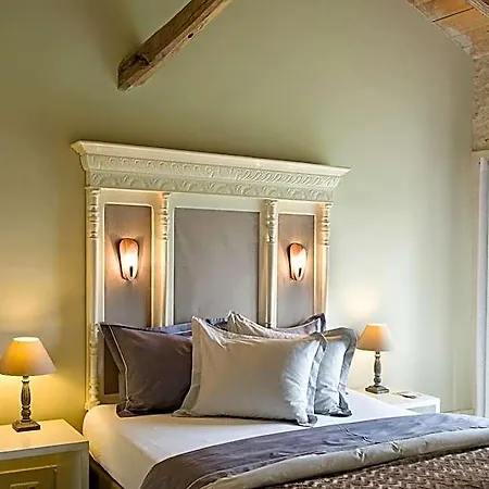 Domaine De L'isle Basse Bed and Breakfast 4*